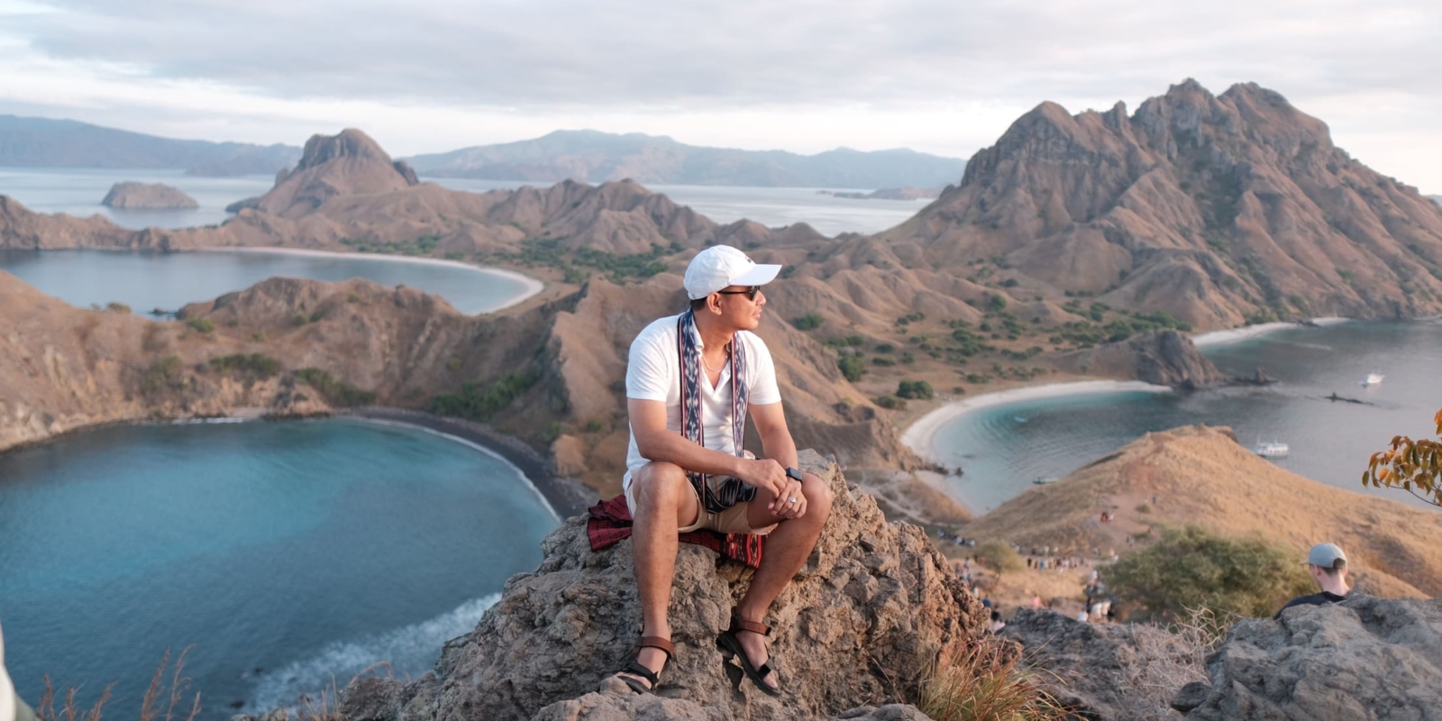 Melihat pemandangan pulau padar