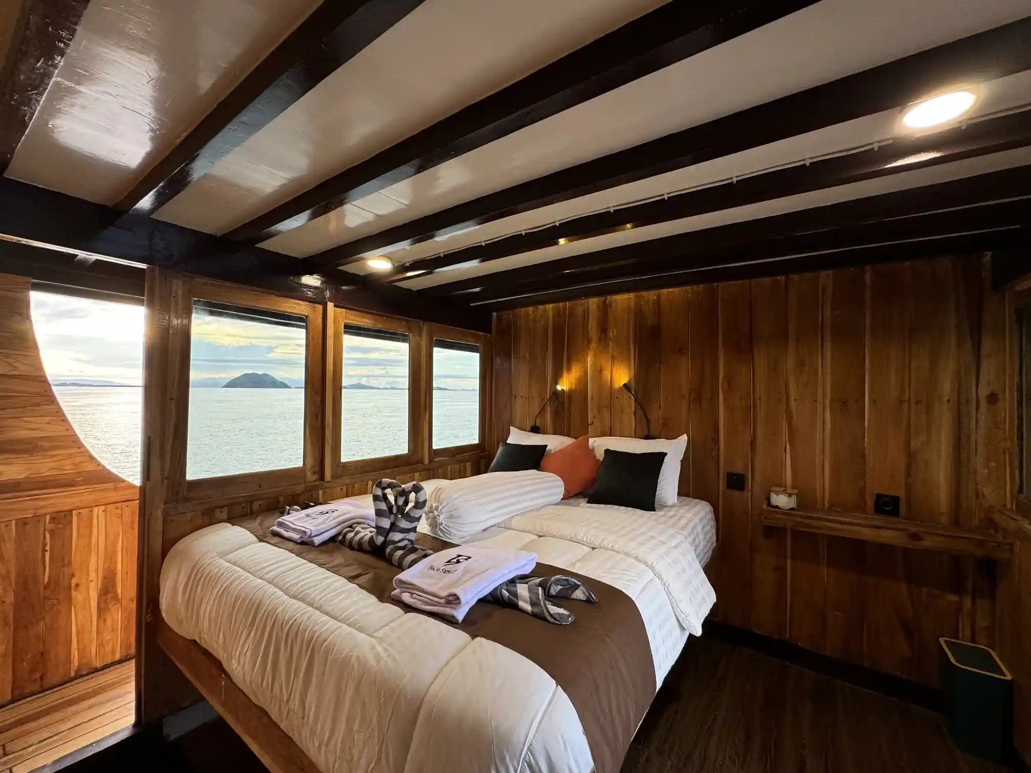 DELUXE BALCONY Bajo Sunset Voyages