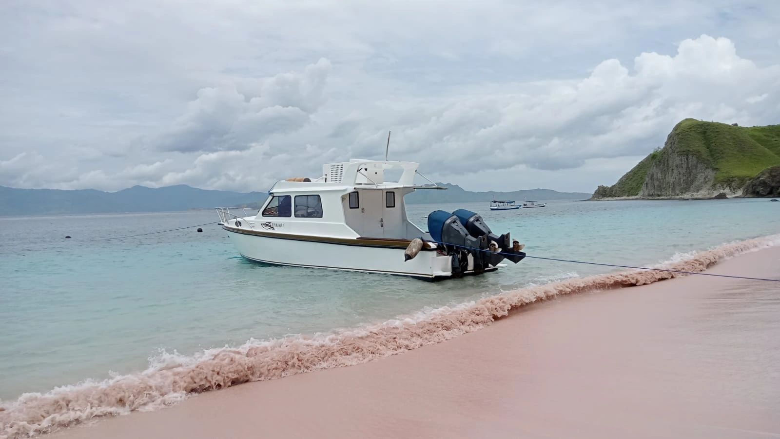 sewa speedboat AC di Labuan Bajo
