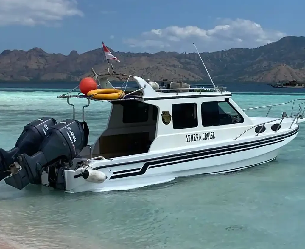 Speed Boat Non AC di Paket Tour Labuan Bajo 1 Hari