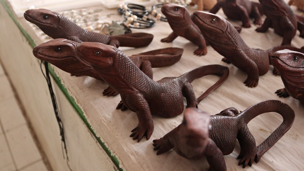 Miniatur Komodo oleh-oleh khas Labuan Bajo
