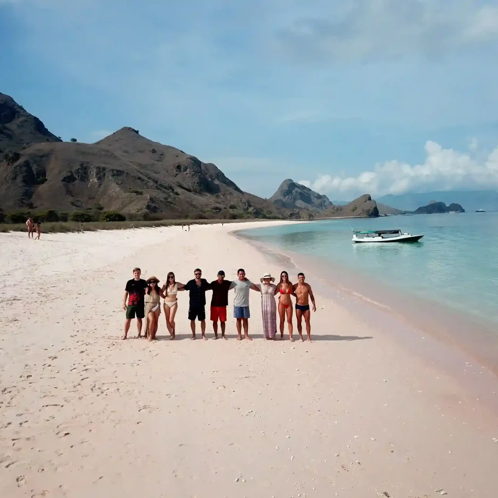 Pink Beach destinasi Paket Tour Labuan Bajo 2 Hari 1 Malam