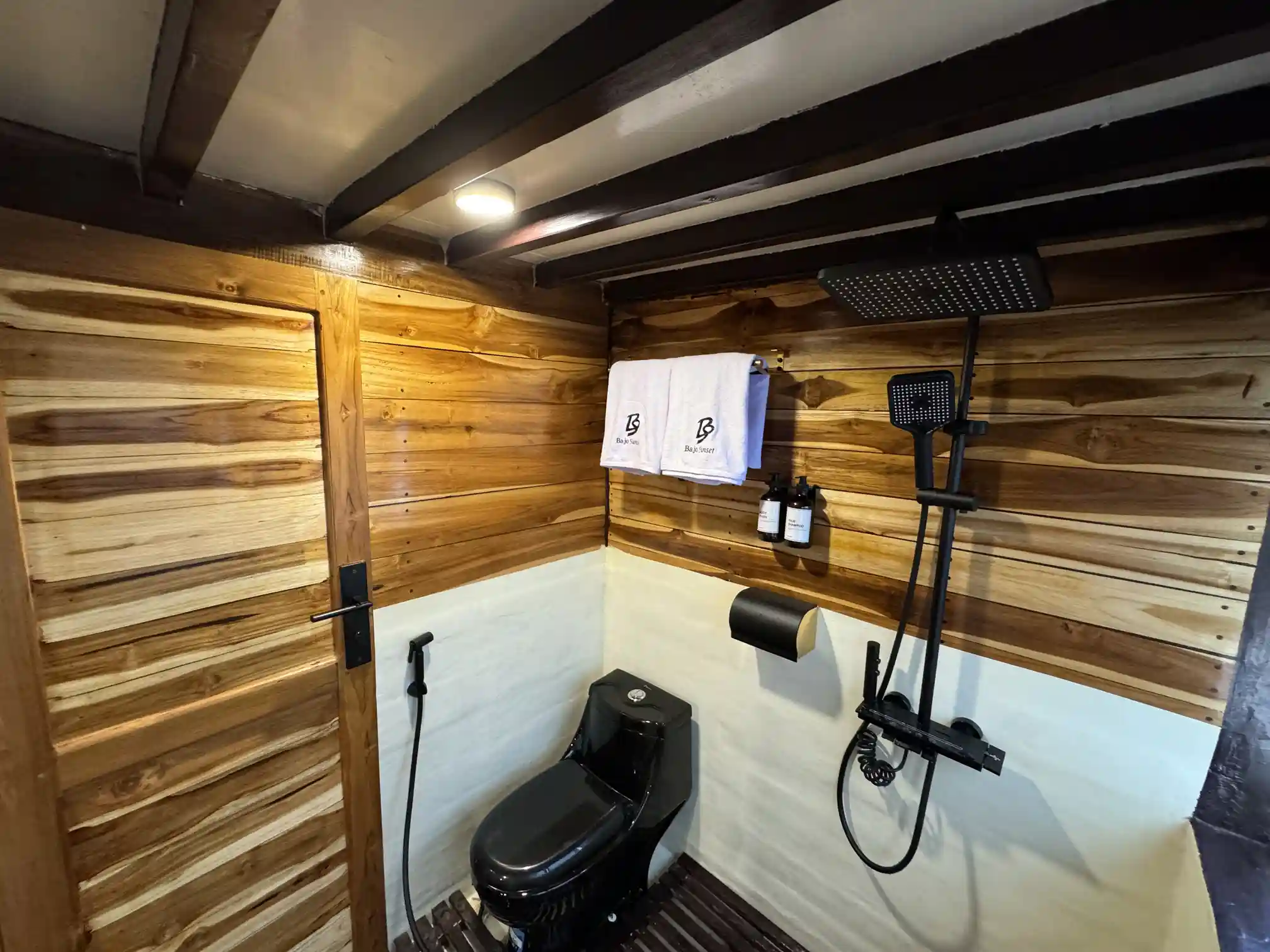 Bathroom Bajo Sunset Voyages